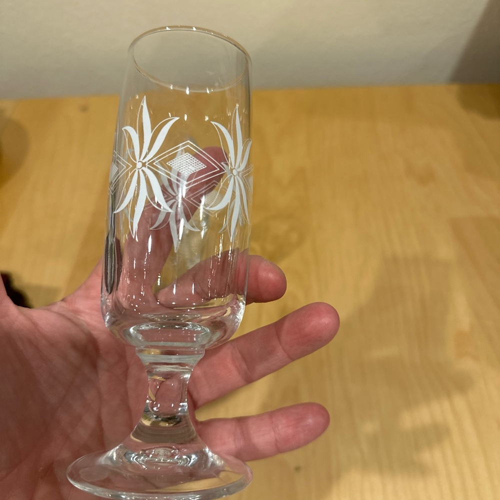 Vintage Glads Stemware with White Star Accents - Picture 5 of 5
